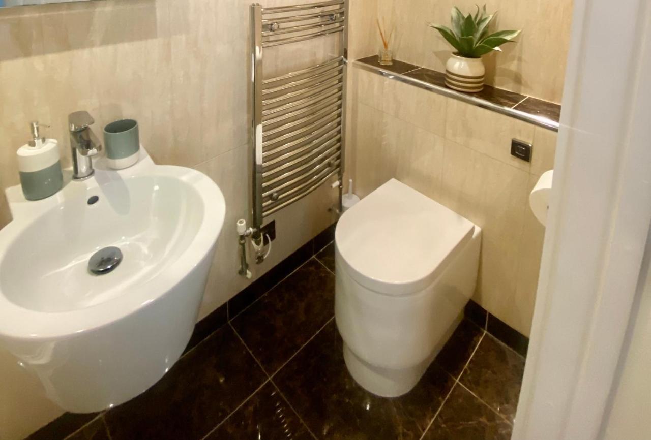 Stunning 2-Bed-2Bath Apt In Whitby With Parking Appartement Buitenkant foto