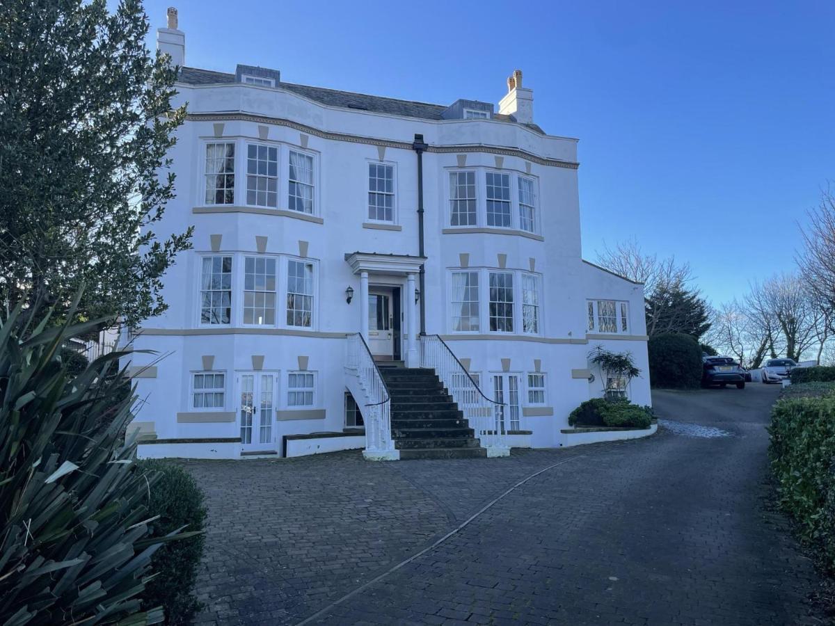 Stunning 2-Bed-2Bath Apt In Whitby With Parking Appartement Buitenkant foto