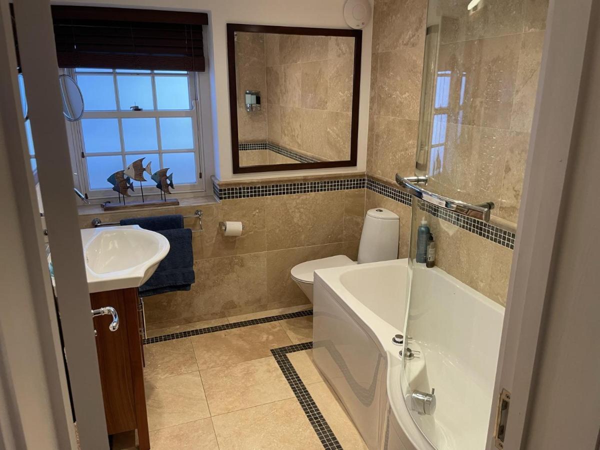 Stunning 2-Bed-2Bath Apt In Whitby With Parking Appartement Buitenkant foto