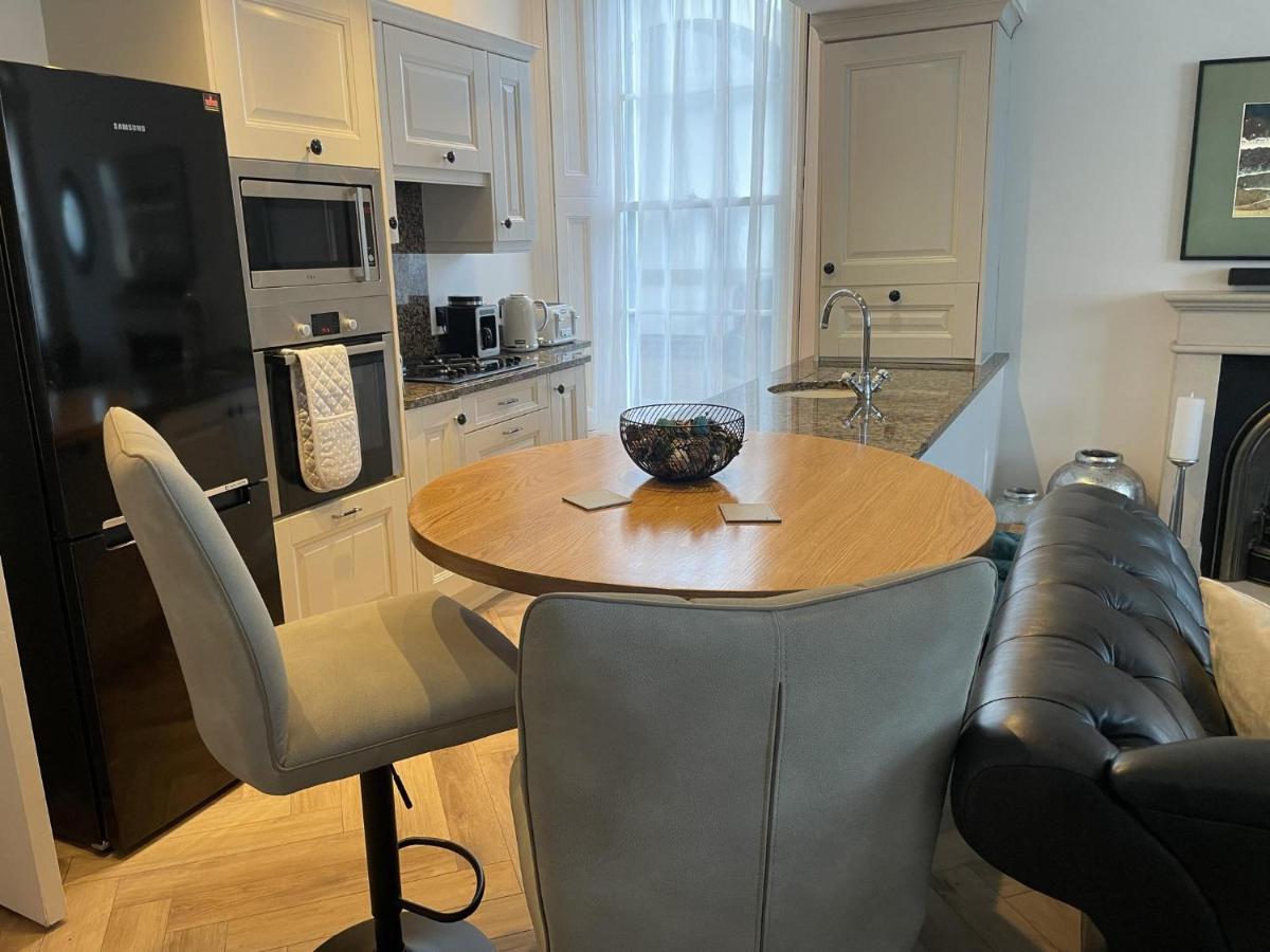 Stunning 2-Bed-2Bath Apt In Whitby With Parking Appartement Buitenkant foto